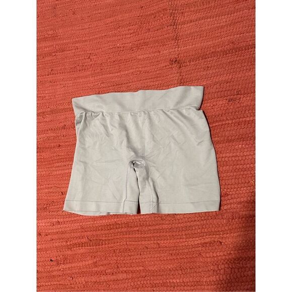 Nice VICTORIA’S SECRET VSX SPORT Moderate Compression Seamless SPORTS Shorts Act - Picture 1 of 5